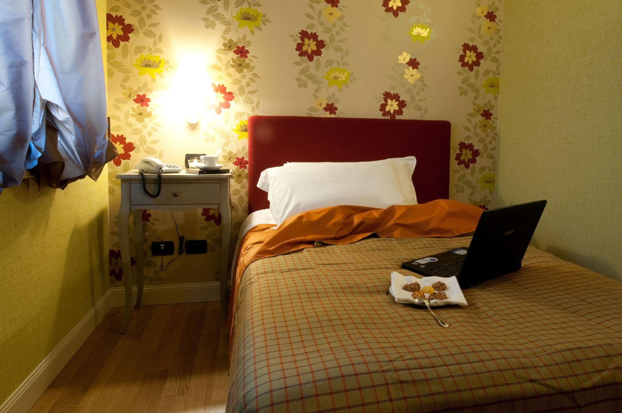 Hotel Locanda Stendhal Колорно Экстерьер фото